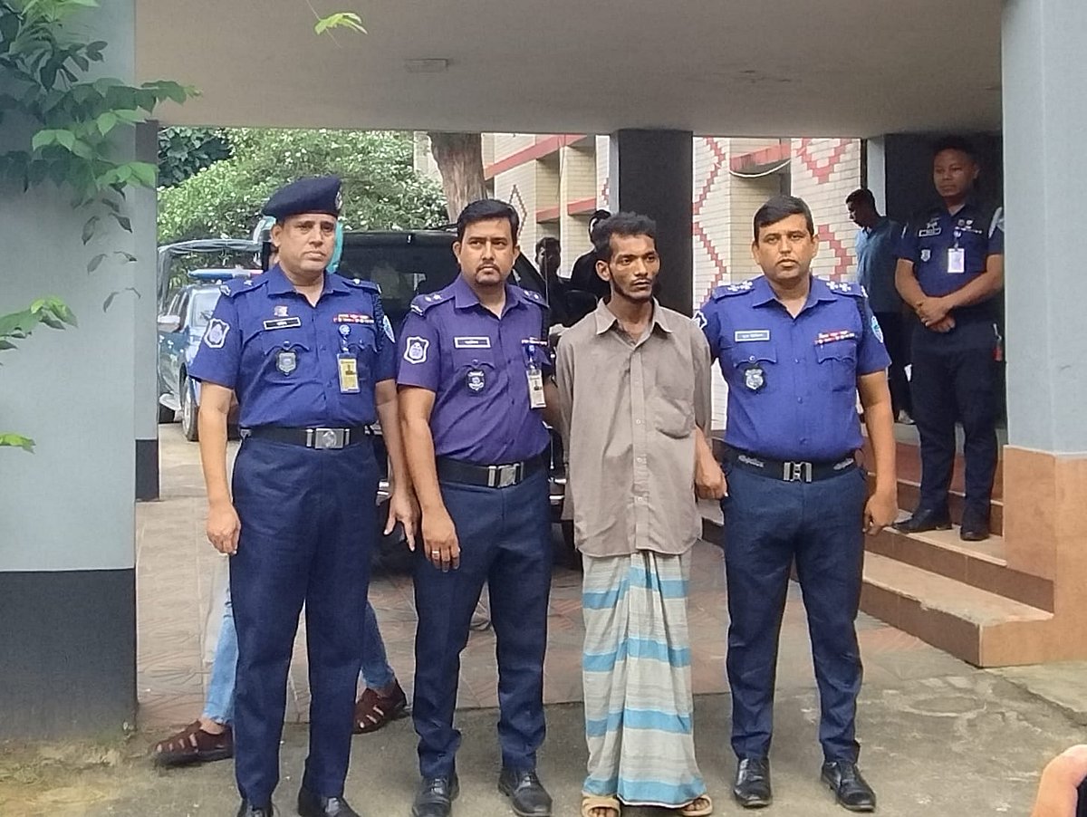 খাগড়াছড়ির রামগরে আলোচিত মা মেয়েকে হত্যার ঘটনায় মূল আসামিকে গ্রেপ্তার করেছে পুলিশ। আজ সকালে জেলা পুলিশ সুপার কার্যালয়ের সামনে