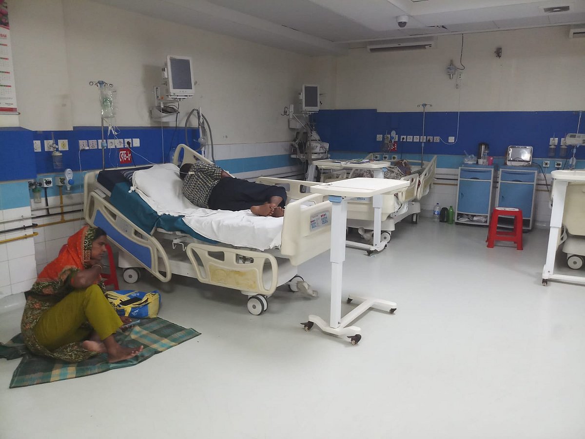 ফেনী জেনারেল হাসপাতালের নিবিড় পরিচর্যাকেন্দ্রে (আইসিইউ) রোগীর শয্যার পাশে মেঝেতে বিছানা পেতে বিশ্রাম নিচ্ছেন এক স্বজন। সম্প্রতি তোলা