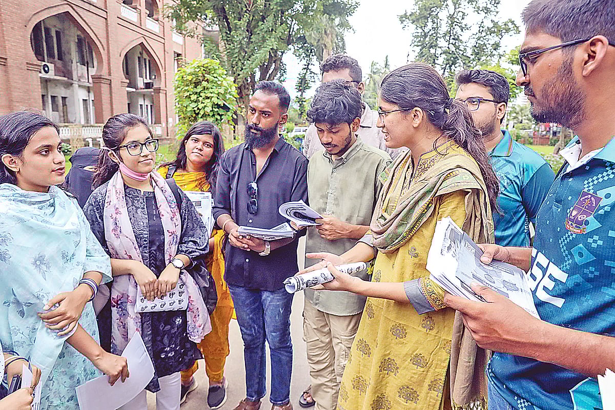শিক্ষার্থীদের সঙ্গে শুভেচ্ছা বিনিময় করছেন স্বতন্ত্র শিক্ষার্থী ঐক্য প্যানেলের ভিপি প্রার্থী উমামা ফাতেমা। কার্জন হলের সামনে
