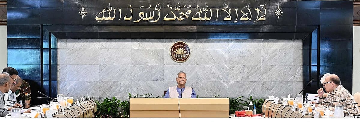 প্রধান উপদেষ্টা অধ্যাপক মুহাম্মদ ইউনূসের সভাপতিত্বে উপদেষ্টা পরিষদের বৈঠক হয়। প্রধান উপদেষ্টার কার্যালয়, তেজগাঁও, ঢাকা। ২৮ আগস্ট