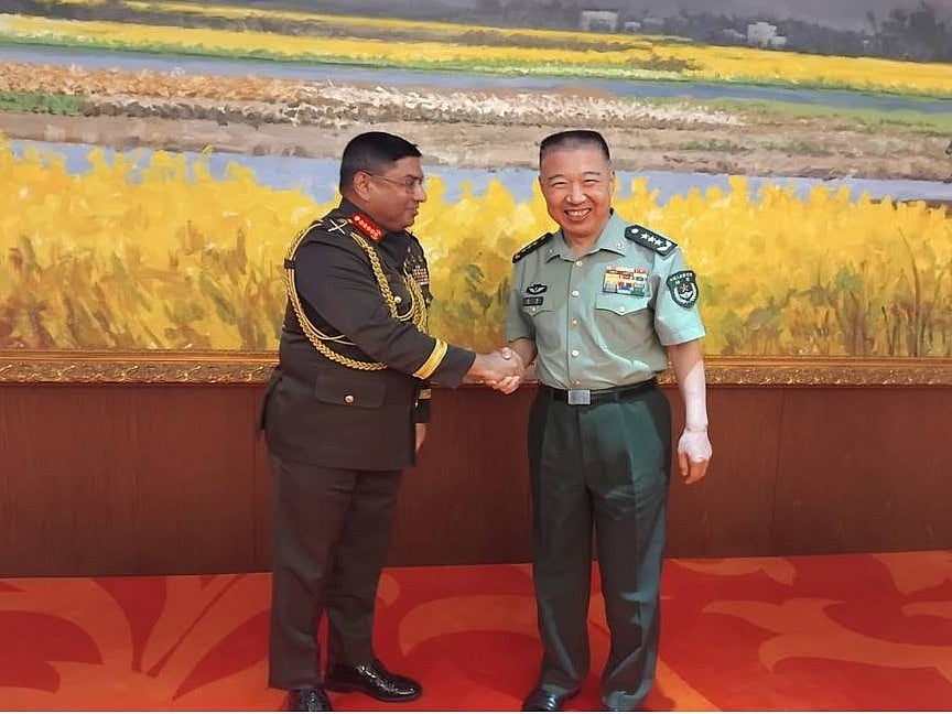 সেনাবাহিনীর প্রধান জেনারেল ওয়াকার-উজ-জামান চীন সফরের সময় দেশটির পিপলস লিবারেশন আর্মির (পিএলএ) স্থলবাহিনীর পলিটিক্যাল কমিশনার জেনারেল শেন হুইয়ের সঙ্গে সৌজন্য সাক্ষাৎ করেন