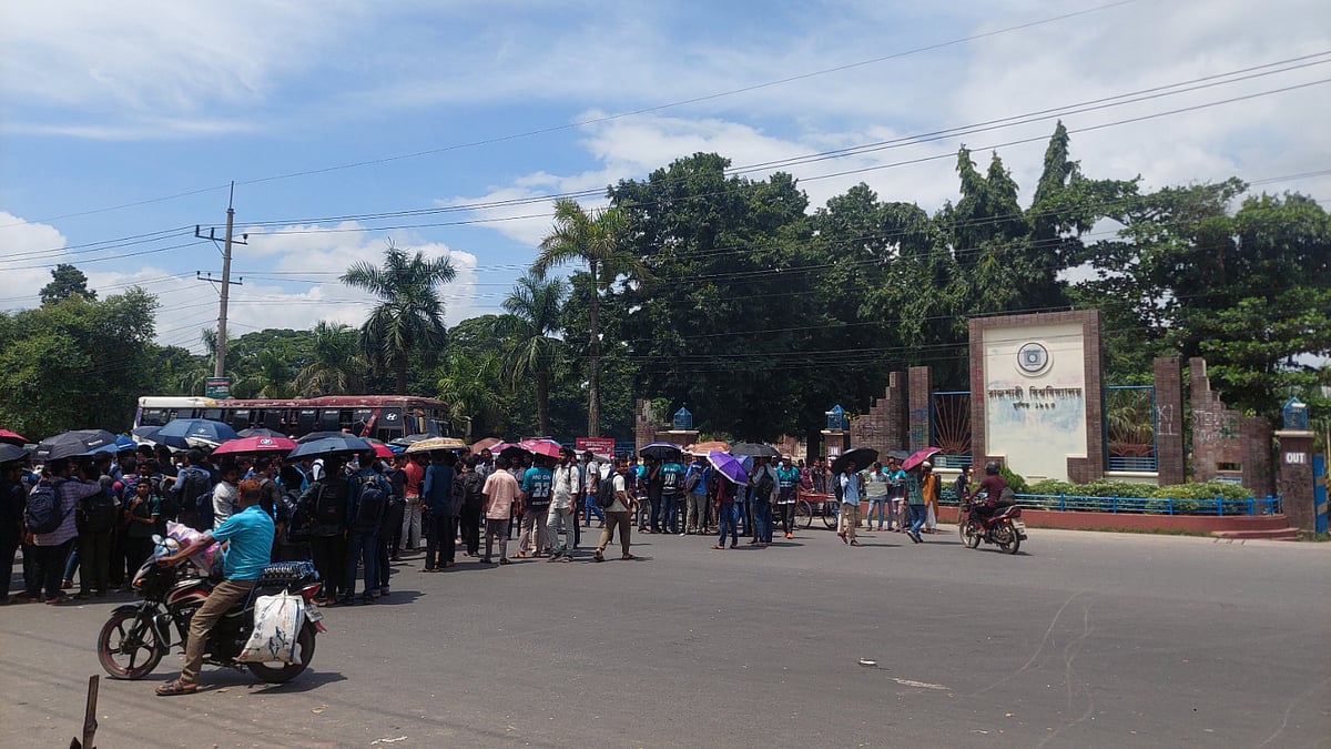 ঢাকা-রাজশাহী মহাসড়ক অবরোধ করে বিক্ষোভ করেন রাজশাহী বিশ্ববিদ্যালয়ের প্রকৌশল অনুষদের শিক্ষার্থীরা। আজ বৃহস্পতিবার দুপুরে বিশ্ববিদ্যালয়ের প্রধান ফটকের সামনে