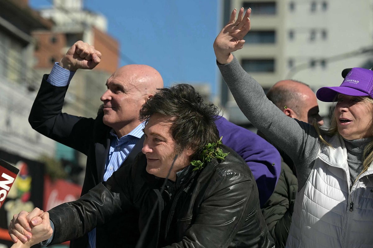 নির্বাচনী প্রচারের সময় আর্জেন্টিনার প্রেসিডেন্ট হাভিয়ের মিলেইকে লক্ষ্য করে ইট-পাটকেল ছুড়েছে বিক্ষুব্ধ জনতা। বুয়েনস এইরেস, আর্জেন্টিনা, ২৭ আগস্ট