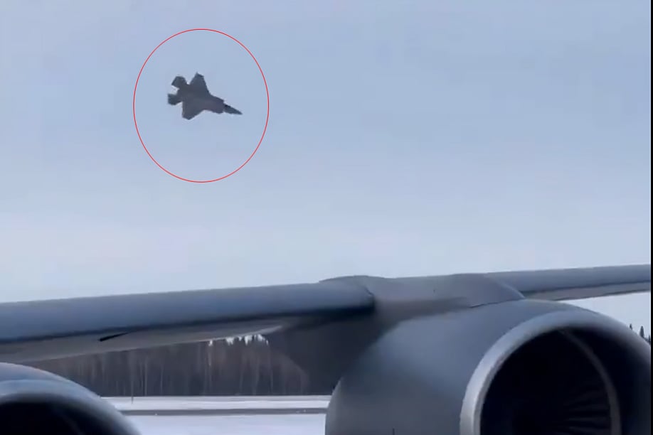 নিচে আছড়ে পড়ছে এফ–৩৫ যুদ্ধবিমান