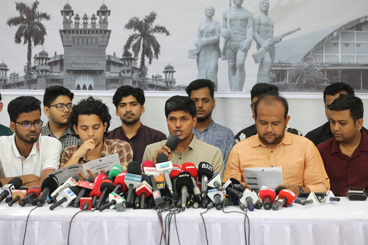 ঢাকা বিশ্ববিদ্যালয়ের কলাভবনের সামনের বটতলায় আসন্ন ডাকসু ও হল সংসদ নির্বাচন উপলক্ষে ইশতেহার ঘোষণা করে জাতীয়তাবাদী ছাত্রদল–সমর্থিত প্যানেল। আজ বৃহস্পতিবার দুপুরে