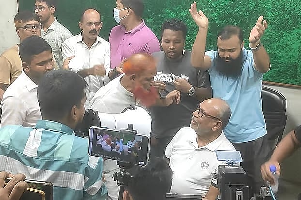 সাবেক সংসদ সদস্য আবদুল লতিফ সিদ্দিকীকে অবরুদ্ধ করে একদল ব্যক্তি। বৃহস্পতিবার দুপুর ডিআরইউতে