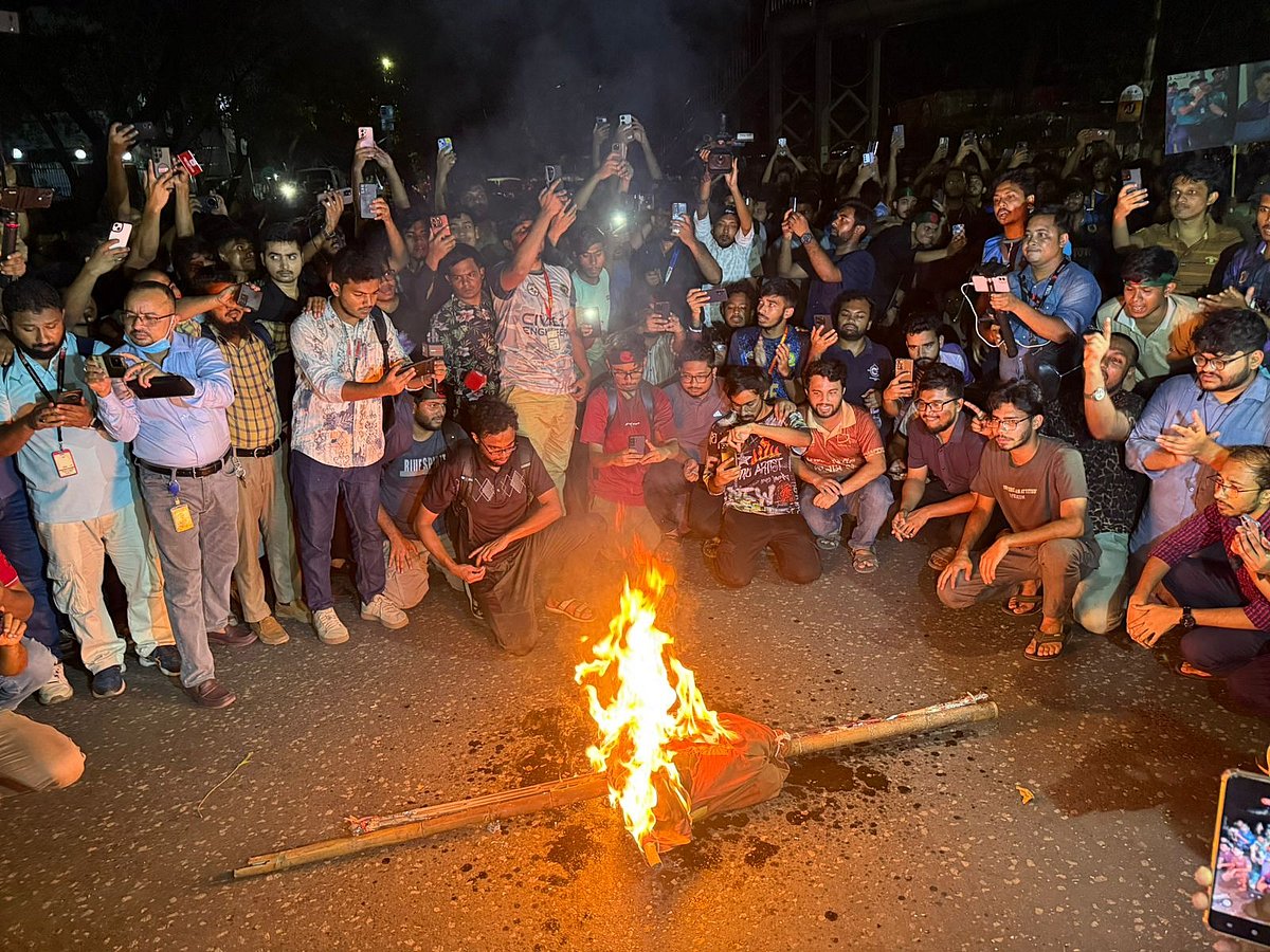 বিক্ষোভকারীরা ঢাকা মহানগর পুলিশের (ডিএমপি) রমনা বিভাগের উপকমিশনার (ডিসি) মাসুদ আলমের কুশপুত্তলিকা পুড়িয়েছেন