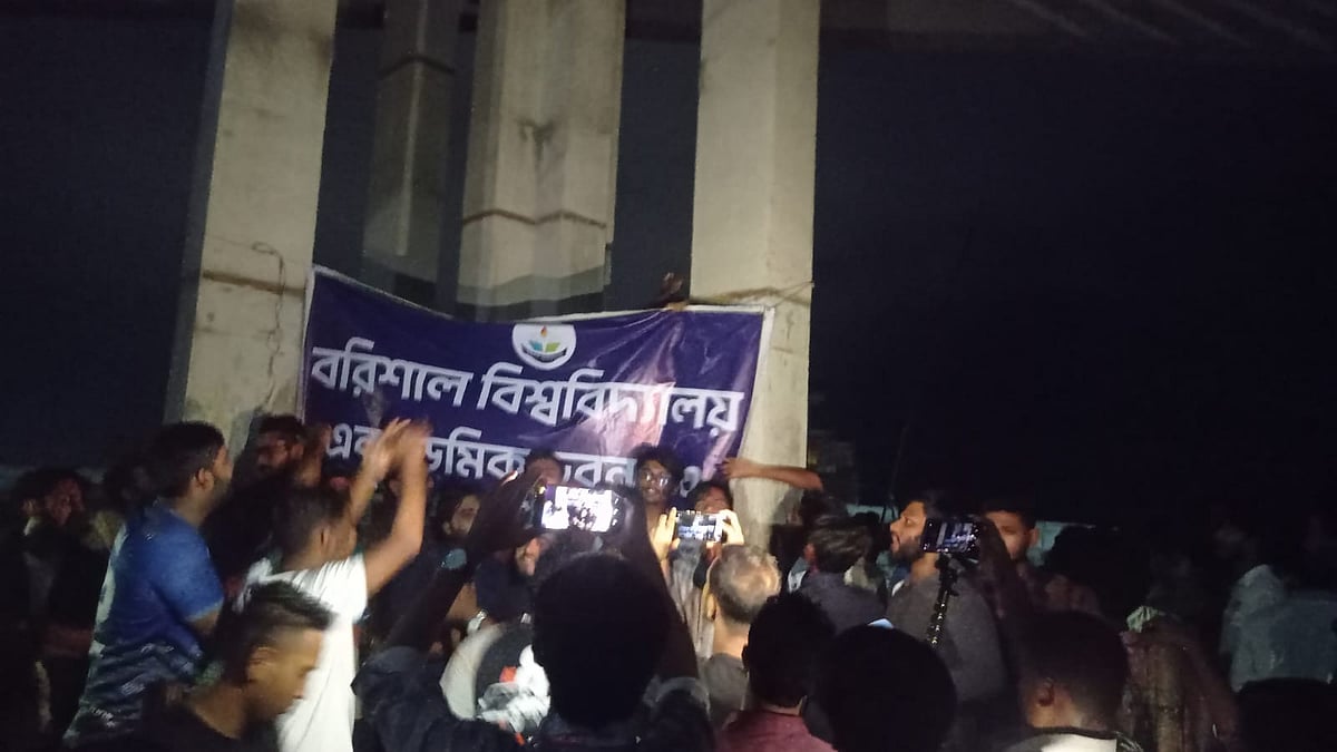 বরিশালে নভোথিয়েটার ভবনে একাডেমিক ভবন-৩ লেখা ব্যানার টাঙিয়ে দিয়েছেন শিক্ষার্থীরা