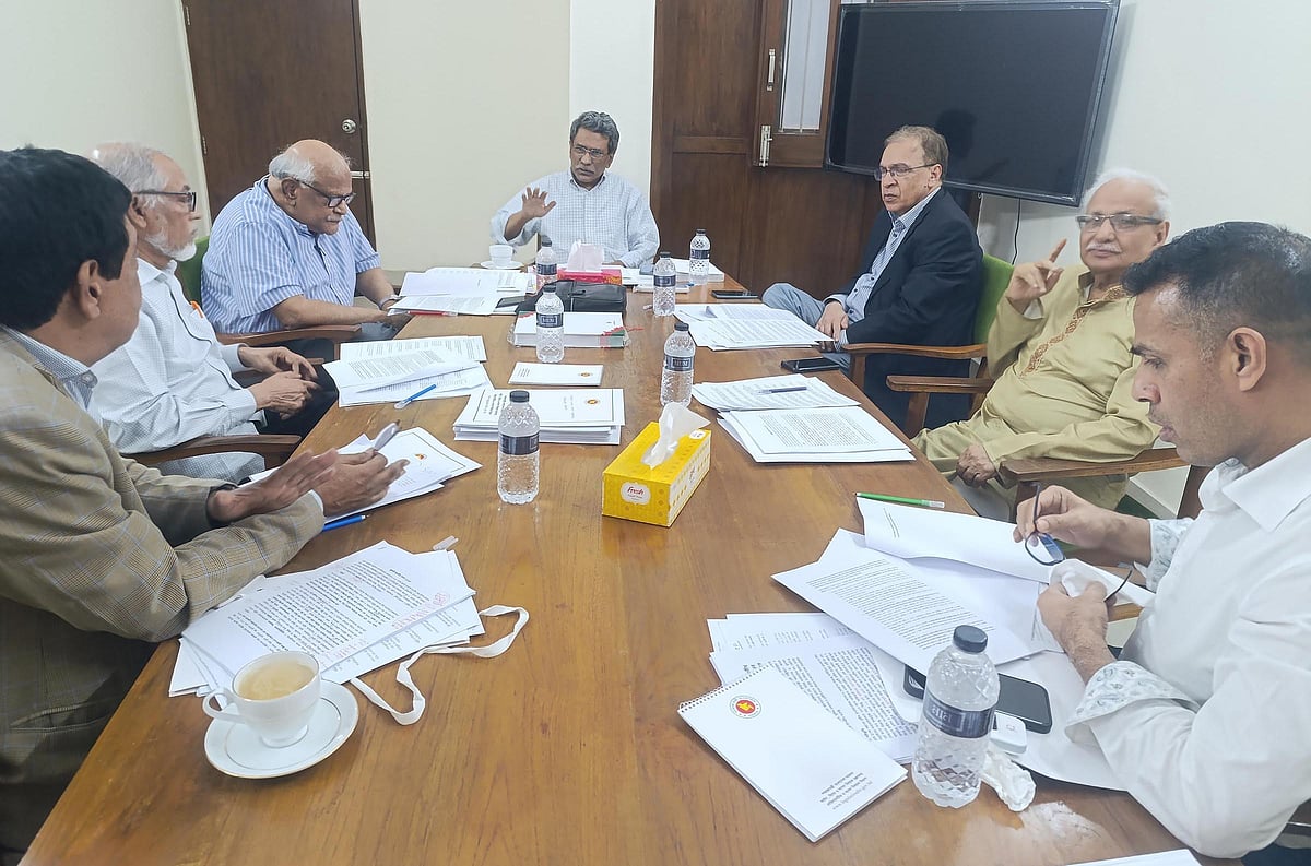 জুলাই জাতীয় সনদের সমন্বিত খসড়া নিয়ে জাতীয় সংসদ ভবনে নিজেদের কার্যালয়ে বৈঠক করে ঐকমত্য কমিশন। ২৮ আগস্ট