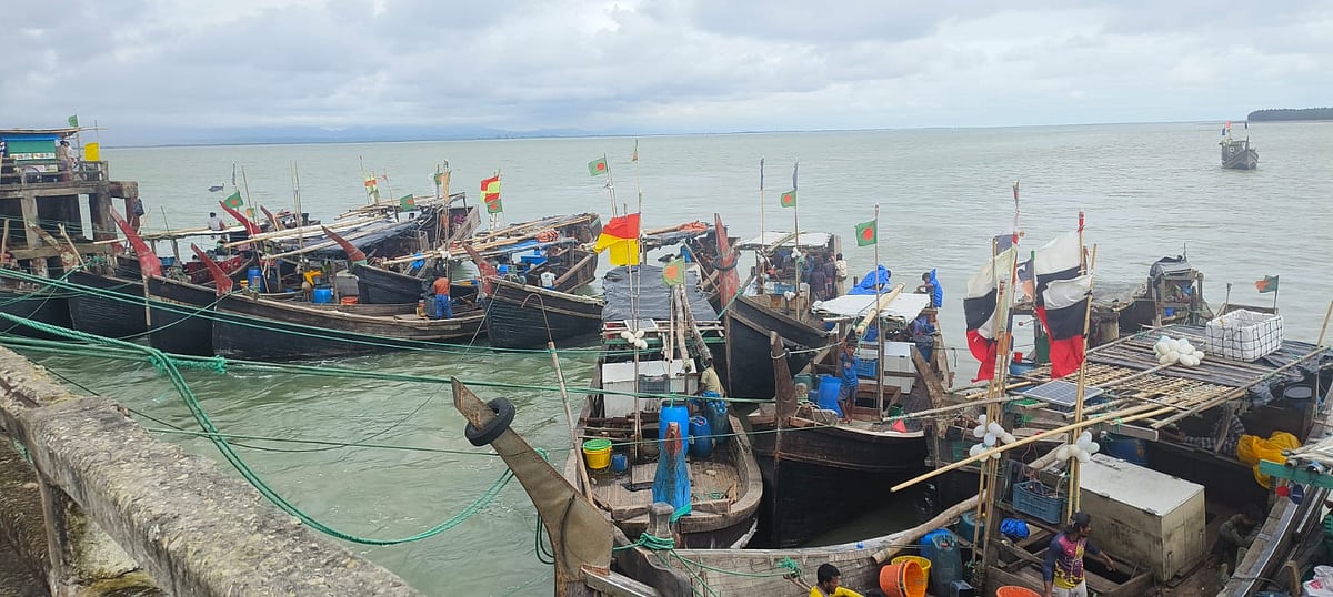 কক্সবাজারের টেকনাফে নাফ নদী সীমান্ত অতিক্রম করে মিয়ানমার জলসীমায় ঢুকে পড়া ১৯টি ট্রলারসহ ১২২ বাংলাদেশি জেলেকে ফেরত এনেছে কোস্টগার্ড