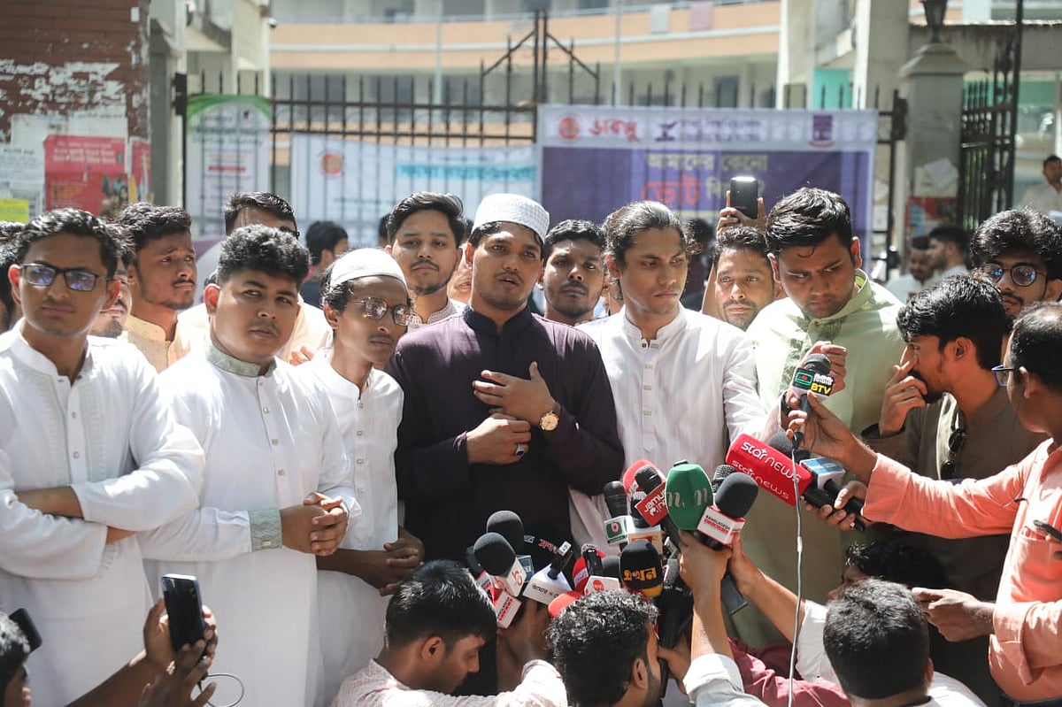 জাতীয়তাবাদী ছাত্রদল সমর্থিত প্যানেল ভিপি প্রার্থী আবিদুল ইসলাম খান। শুক্রবার ঢাকা বিশ্ববিদ্যালয়ের বিজয় একাত্তর হলের সামনে