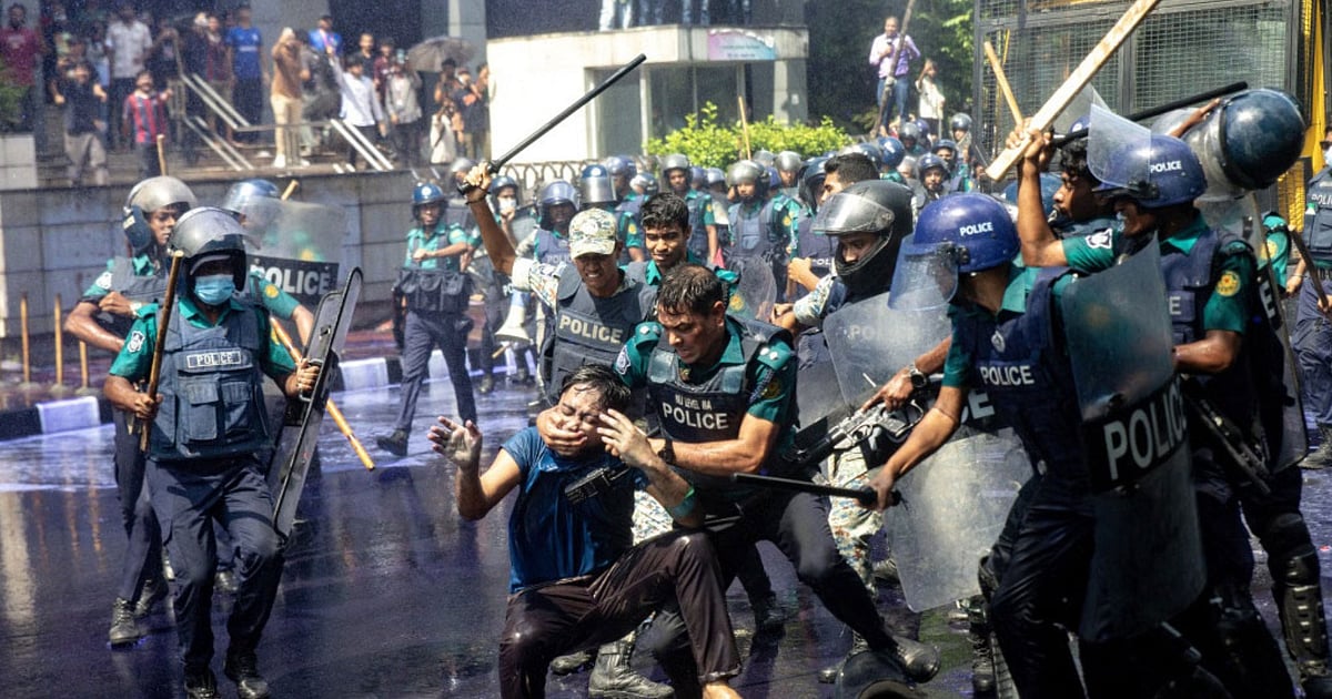 হোটেল ইন্টারকন্টিনেন্টালের সামনে আন্দোলনরত এক প্রকৌশল শিক্ষার্থীর মুখ চেপে ধরা হয়েছে। ২৭ আগস্ট, ঢাকা