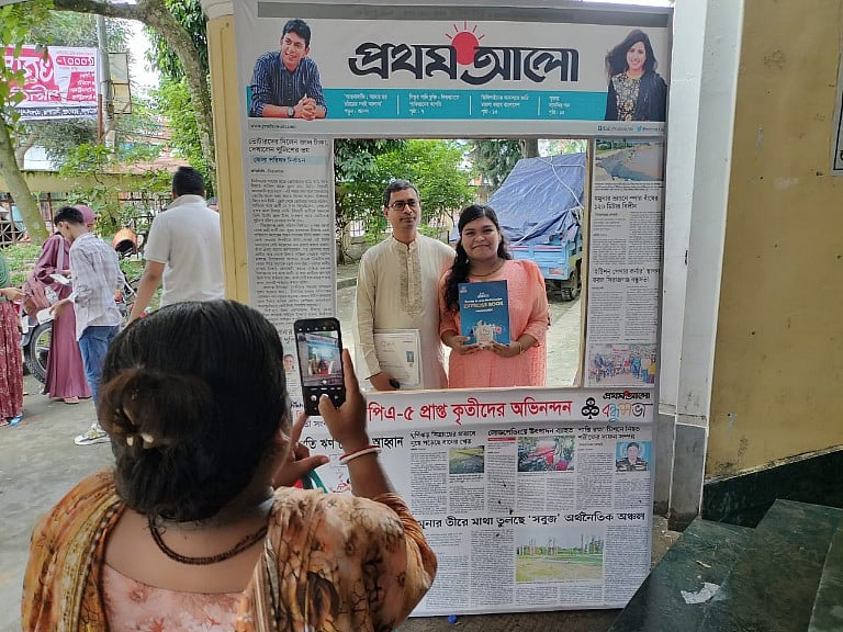 সিরাজগঞ্জে শিখো-প্রথম আলো আয়োজিত এসএসসি ও সমমানের পরীক্ষায় জিপিএ-৫ প্রাপ্ত কৃতী শিক্ষার্থীদের সংবর্ধনা অনুষ্ঠানে অভিভাবকের সঙ্গে ছবি তুলছে এক ছাত্রী। আজ সকালে সিরাজগঞ্জ পৌর শহরের শিল্পকলা মিলনায়তনে