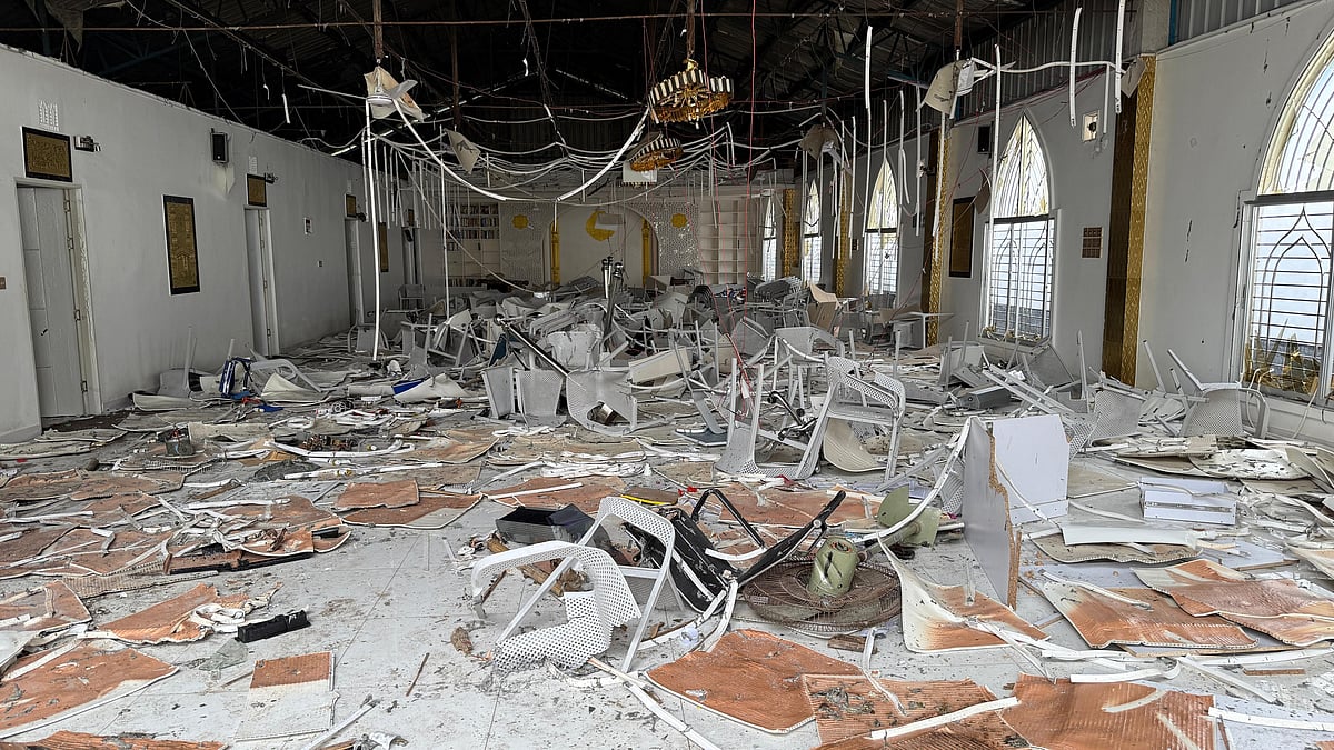 দিনাজপুরের বিরল উপজেলায় জীবন মহল বিনোদন পার্কের কমিউনিটি সেন্টারে ভাঙচুর হওয়া চেয়ার–টেবিল। গতকাল বৃহস্পতিবার বিকেলে সেখানে হামলার ঘটনা ঘটে। শুক্রবার দুুপুরে তোলা