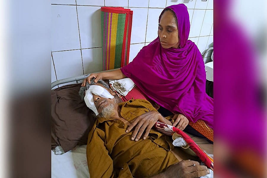 হাসপাতালে স্বামী রিপন ব্যাপারীর পাশে তাঁর স্ত্রী নূরজাহান বেগম। জাতীয় চক্ষুবিজ্ঞান ইনস্টিটিউট ও হাসপাতাল, ২৮ আগস্ট