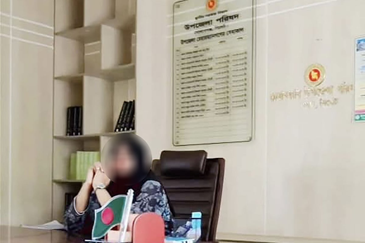 সিলেটের গোলাপগঞ্জ উপজেলা পরিষদের কার্যালয়ে চেয়ারম্যানের আসনে বসে আছেন টিকটক ভিডিও ধারণকারী ওই তরুণী