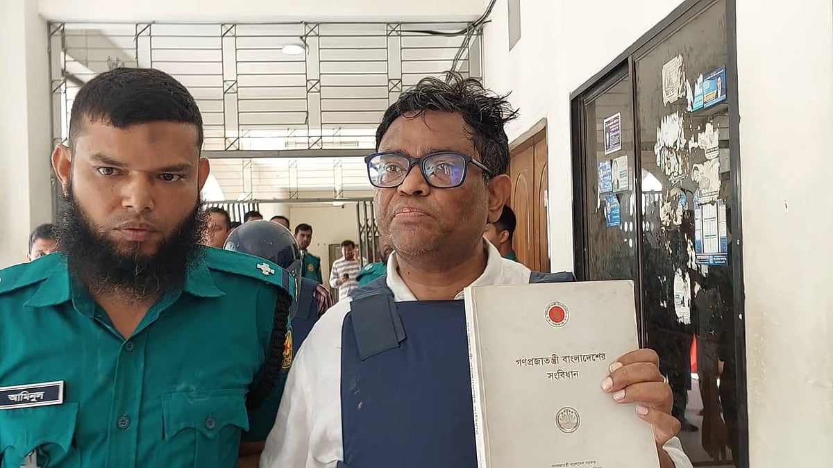 সন্ত্রাসবিরোধী আইনের মামলায় গ্রেপ্তার হওয়ার পর গত ৩১ আগস্ট ঢাকার চিফ মেট্রোপলিটন ম্যাজিস্ট্রেট (সিএমএম) আদালতে অধ্যাপক শেখ হাফিজুর রহমান কার্জন