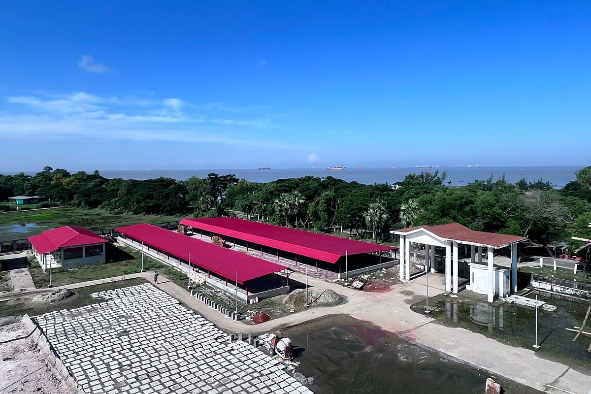 চট্টগ্রামের আনোয়ারা উপজেলার পারকি সমুদ্রসৈকতে নির্মাণ করা হচ্ছে পর্যটন কমপ্লেক্স। গত মঙ্গলবার তোলা