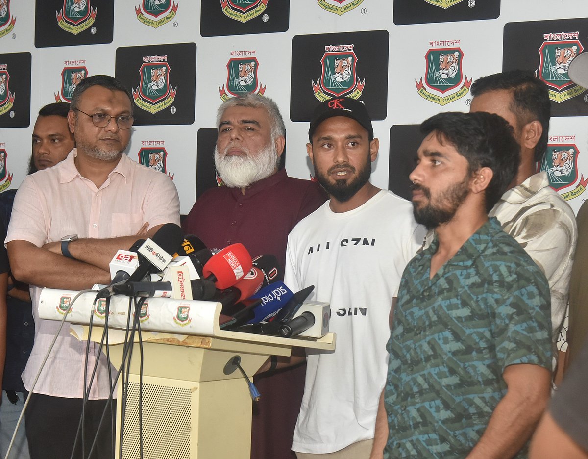 সভাপতি পড়ে লড়বেন সাবেক ক্রিকেটার সেলিম শাহেদ ও বর্তমান ক্রিকেটার মোহাম্মদ মিঠুন (মাঝে)