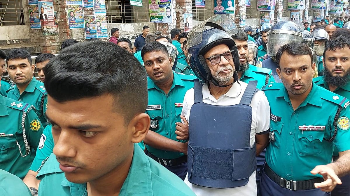 আবদুল লতিফ সিদ্দিকীকে আদালতে নিয়ে যাচ্ছে পুলিশ