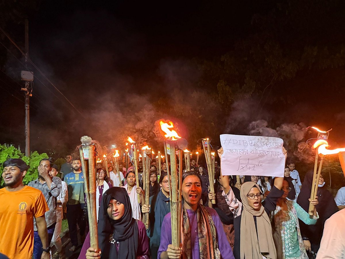 সড়ক অবরোধ করে চুয়েট শিক্ষার্থীদের বিক্ষোভ ও মশাল মিছিল