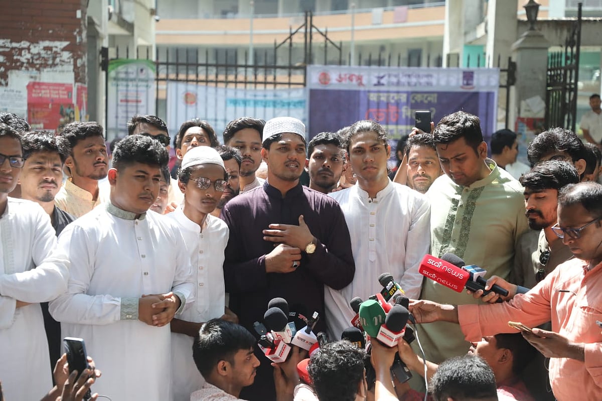 ঢাকা বিশ্ববিদ্যালয়ের বিজয় একাত্তর হলের সামনে সাংবাদিকদের সঙ্গে কথা বলেন ছাত্রদল–সমর্থিত প্যানেলের ভিপি প্রার্থী আবিদুল ইসলাম খান