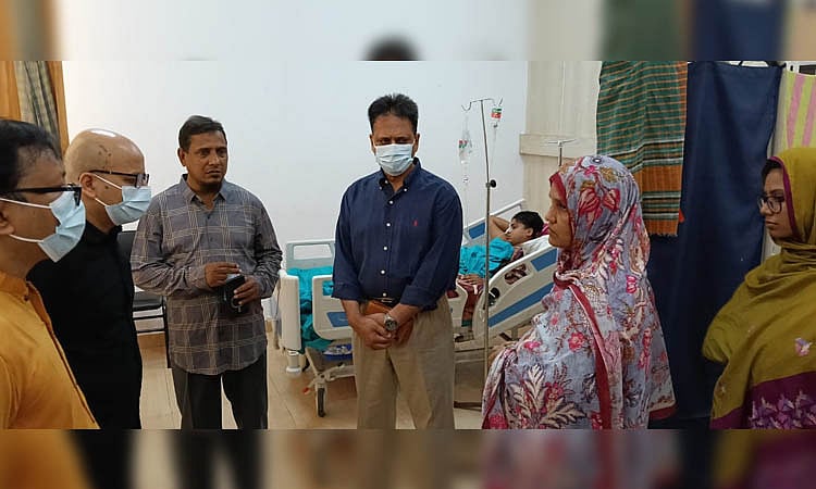 বাংলাদেশ প্রকৌশল বিশ্ববিদ্যালয়ের (বুয়েট) আহত শিক্ষার্থী সৈয়দ শাদিদ নাসিফের শারীরিক অবস্থার খোঁজখবর নিতে প্রধান উপদেষ্টার দুই বিশেষ সহকারী শেখ মইনউদ্দিন ও ফয়েজ আহমদ তৈয়্যব শুক্রবার সন্ধ্যায় ঢাকা মেডিকেল কলেজ হাসপাতালে যান