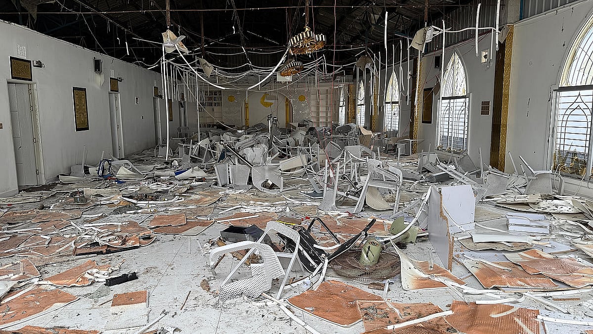 দিনাজপুরের বিরল উপজেলায় জীবন মহল বিনোদন পার্কের কমিউনিটি সেন্টারে ভাঙচুর হওয়া চেয়ার–টেবিল। গতকাল বৃহস্পতিবার বিকেলে সেখানে হামলার ঘটনা ঘটে। শুক্রবার দুুপুরে তোলা