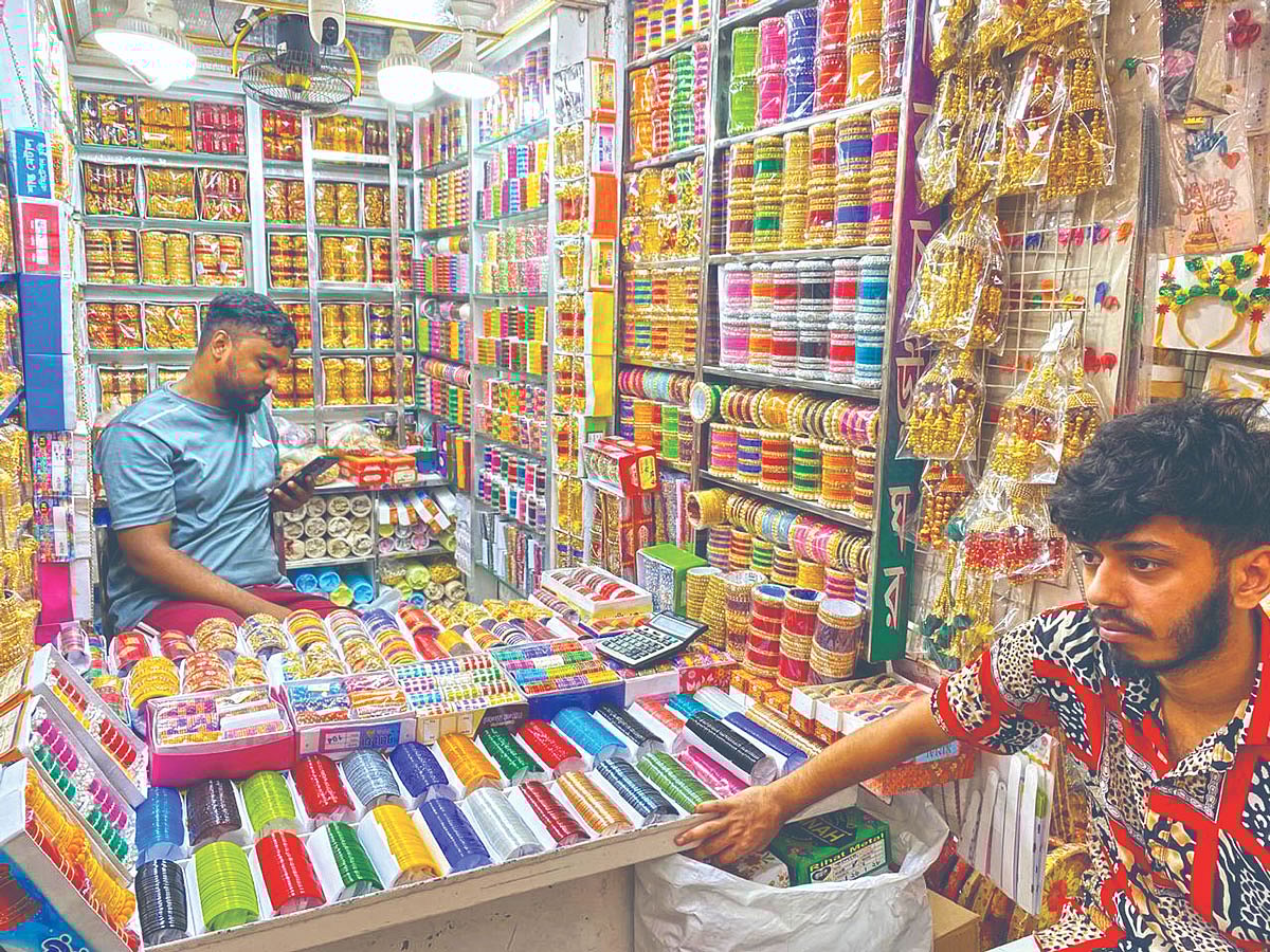 রঙিন কাচের চুড়িতে ঝলমলে দোকান। এমন কয়েক হাজার দোকান আছে পুরান ঢাকার চকবাজারে