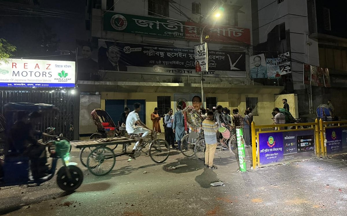 রাত ১১টার দিকে রাজধানীর কাকরাইলে জাতীয় পার্টির কার্যালয়ের  সামনের দৃশ্য। ২৯ আগস্ট