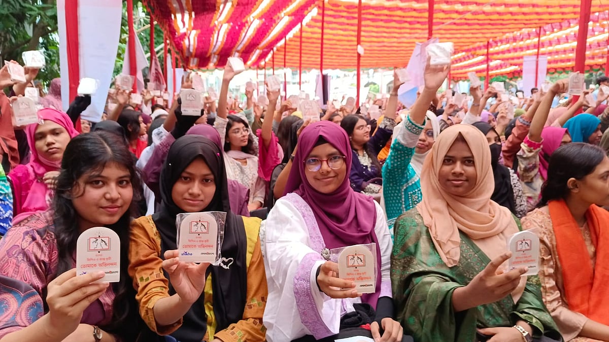 শিখো-প্রথম আলো জিপিএ–৫ কৃতী সংবর্ধনা অনুষ্ঠানে ক্রেস্ট হাতে শিক্ষার্থীরা। শুক্রবার সকালে ময়মনসিংহ নগরের প্রিমিয়ার আইডিয়াল স্কুল মাঠে