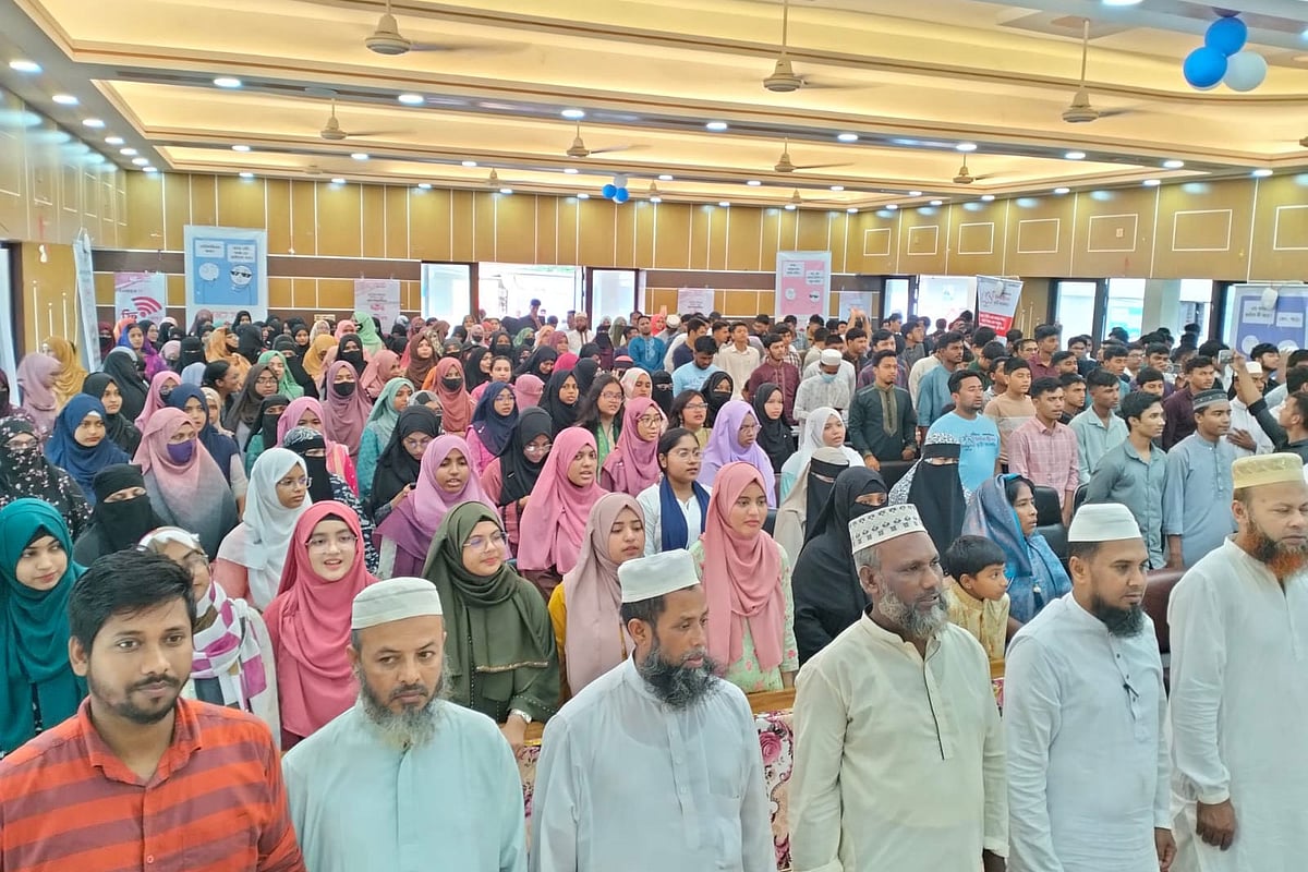 লক্ষ্মীপুরে আয়োজিত শিখো-প্রথম আলো জিপিএ–৫ কৃতী শিক্ষার্থী সংবর্ধনা অনুষ্ঠানে অভিভাবক ও শিক্ষার্থীরা। আজ সকালে লক্ষ্মীপুর উপজেলা পরিষদ মিলনায়তনে