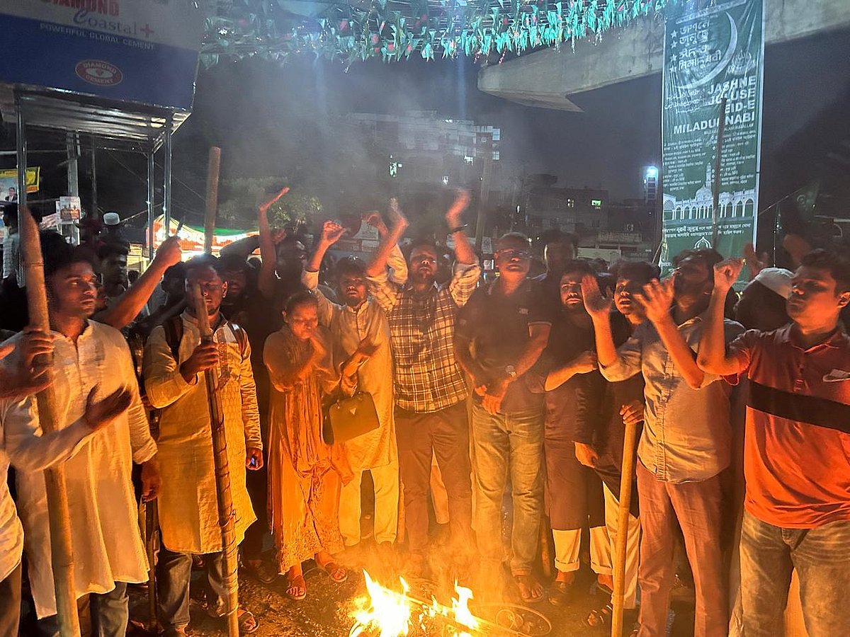 চট্রগ্রাম নগরের ২ নম্বর গেটের সিডিএ অ্যাভিনিউ সড়ক অবরোধ করে  গণ অধিকার পরিষদের নেতা-কর্মীদের বিক্ষোভ। শুক্রবার দিবাগত রাত সাড়ে ১২ টায়।