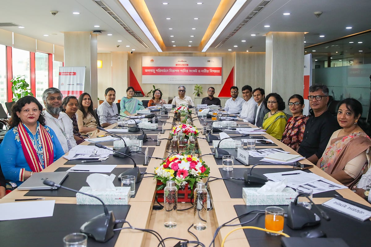 ‘জলবায়ু পরিবর্তনে নিরাপদ পানির সংকট ও নারীর বিপন্নতা’ শীর্ষক গোলটেবিল বৈঠকে অংশগ্রহণকারীরা। ১৭ আগস্ট ২০২৫ ঢাকার প্রথম আলো কার্যালয়ে