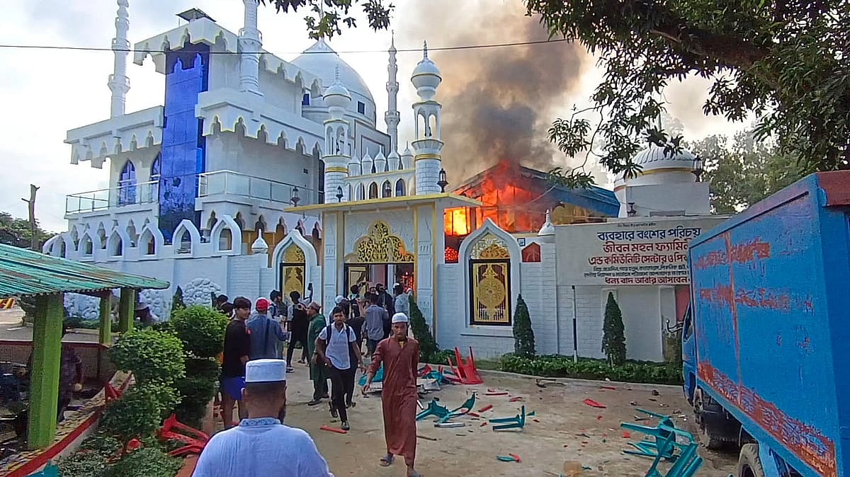 দিনাজপুরের বিরলে ‘জীবন মহল’ বিনোদনকেন্দ্রে হামলা, লুটপাটের একপর্যায়ে মেডিটেশন সেন্টারে অগ্নিসংযোগ করা হয়। বৃহস্পতিবার বিকেলে