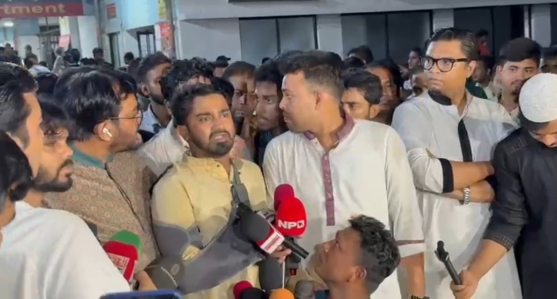 রাত পৌনে একটায় ঢাকা মেডিকেল হাসপাতালে সামনে ব্রিফিং করেন গণ অধিকার পরিষদের সাধারণ সম্পাদক রাশেদ খান