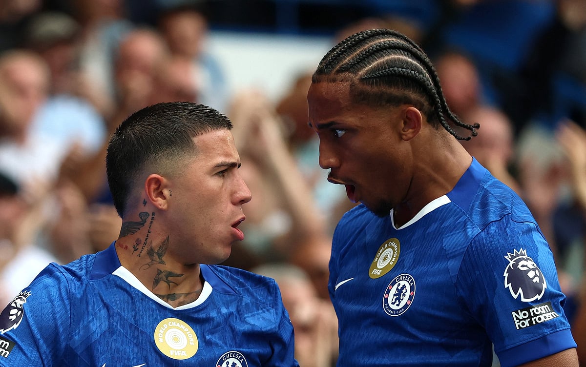 চেলসির দ্বিতীয় গোলের পর ফার্নান্দেজ (বাঁয়ে) ও পেদ্রোর উদযাপন