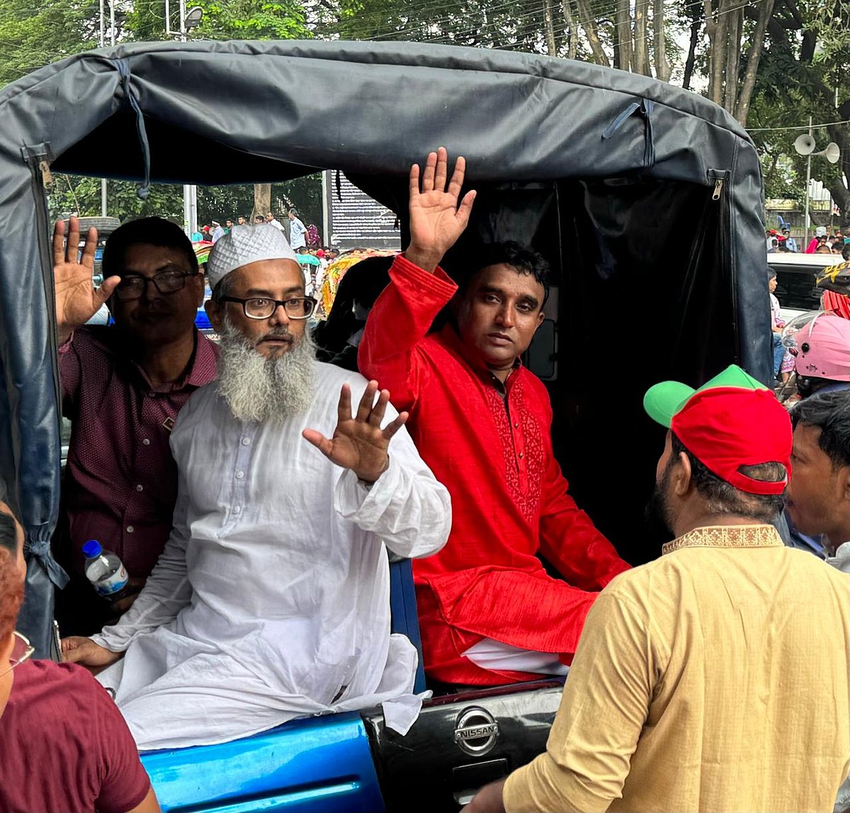 প্রধান উপদেষ্টার বাসভবন যমুনায় স্মারকলিপি দিতে পুলিশের গাড়িতে প্রাথমিক শিক্ষক নেতারা