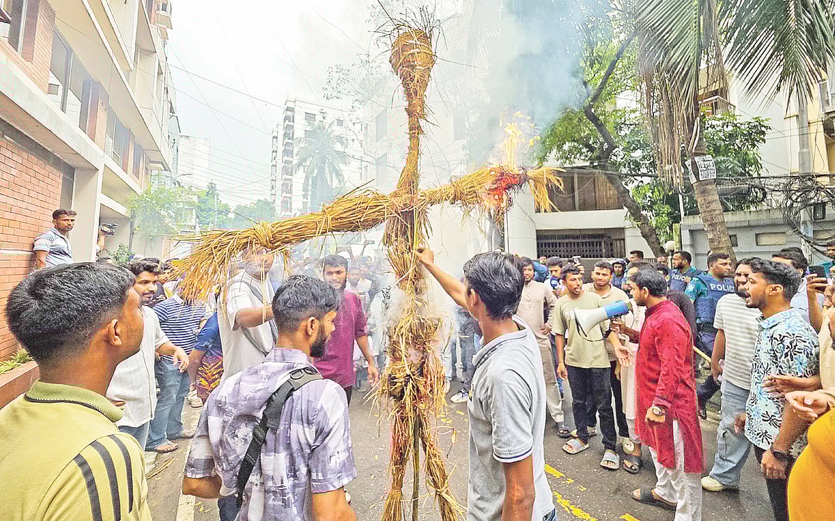 জাতীয় পার্টির একাংশের চেয়ারম্যান জি এম কাদেরের  বাসার সামনে  কুশপুত্তলিকা দাহ করেন ক্ষুব্ধ জনতা। গতকাল রাজধানীর
উত্তরায়