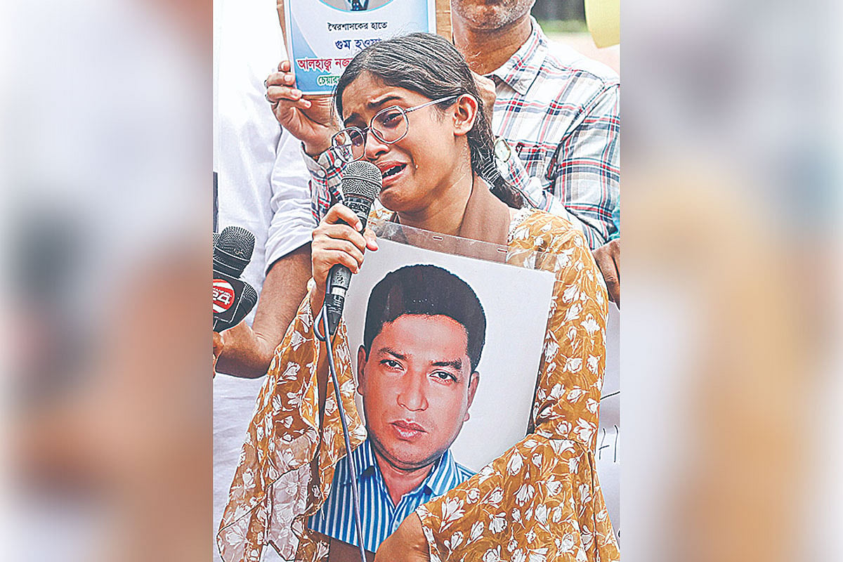 গুম হওয়া ব্যক্তির ছবি হাতে কান্নায় ভেঙে পড়েন স্বজন। কেন্দ্রীয় শহীদ মিনারে