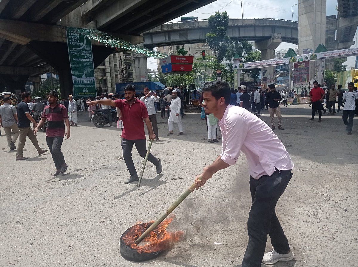 টায়ার জ্বালিয়ে সড়কে অবস্থান নেন গণ অধিকার পরিষদের নেতা-কর্মীরা। আজ দুপুরে নগরের ২ নম্বর গেট এলাকায়