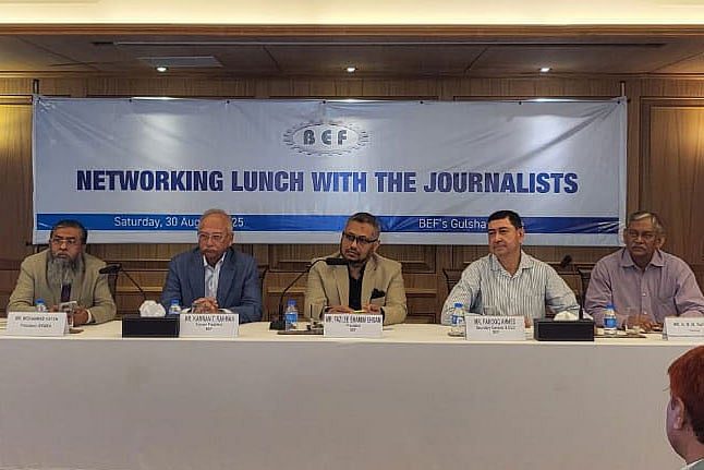 শনিবার দুপুরে রাজধানীর গুলশানের মেট্রোপলিটন চেম্বার অব কমার্স অ্যান্ড ইন্ডাস্ট্রির (এমসিসিআই) কার্যালয়ে বাংলাদেশ এমপ্লয়ার্স ফেডারেশনের (বিইএফ) সংবাদ সম্মেলনে বক্তব্য দেন ব্যবসায়ী সংগঠনের নেতারা