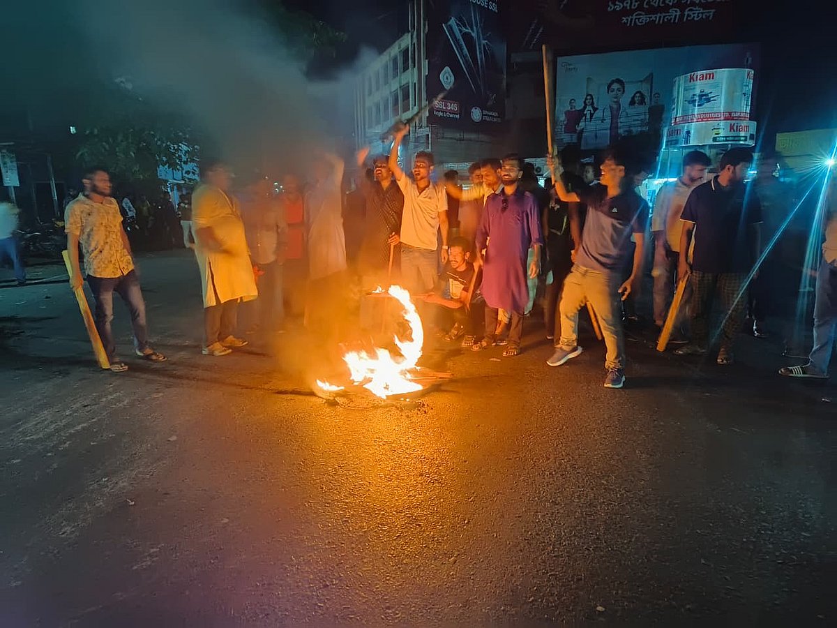 গণ অধিকার পরিষদের সভাপতি নুরুল হক নুর ও দলটির অন্য নেতা-কর্মীদের ওপর হামলার প্রতিবাদে কুষ্টিয়ায় মহাসড়কে আগুন জ্বালিয়ে বিক্ষোভ করা হয়। গতকাল রাতে শহরের মজমপুর এলাকায়