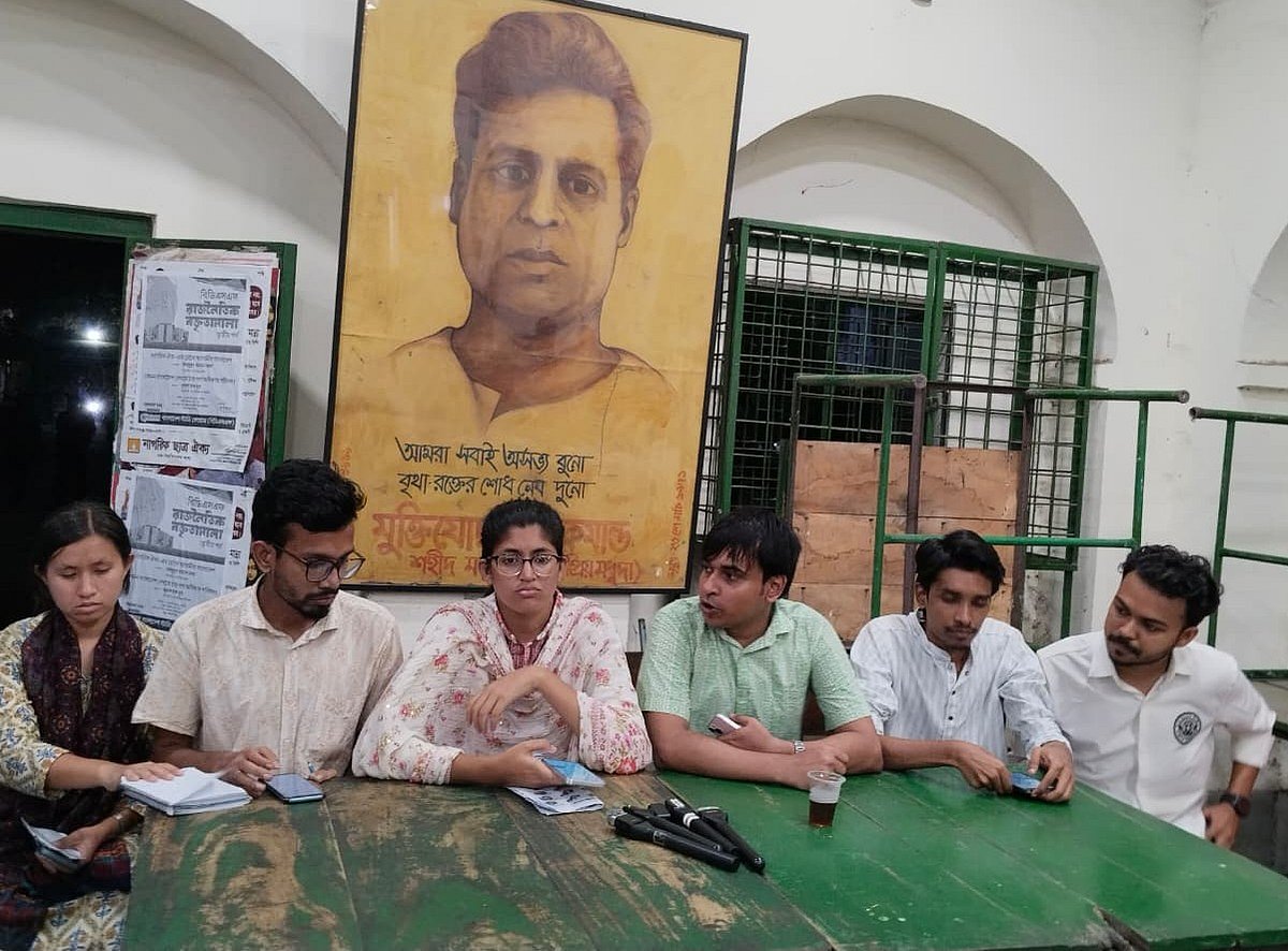 রাতে ঢাকা বিশ্ববিদ্যালয়ের মধুর ক্যানটিনে সংবাদ সম্মেলন করে স্বতন্ত্র শিক্ষার্থী ঐক্য প্যানেল। ৩১ আগস্ট