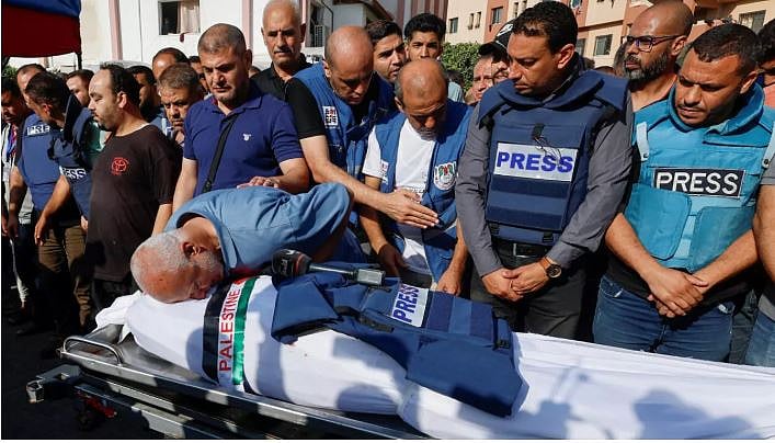 ইসরায়েলের হামলায় নিহত ফিলিস্তিনি সাংবাদিকের শেষকৃত্যে সহকর্মীরা