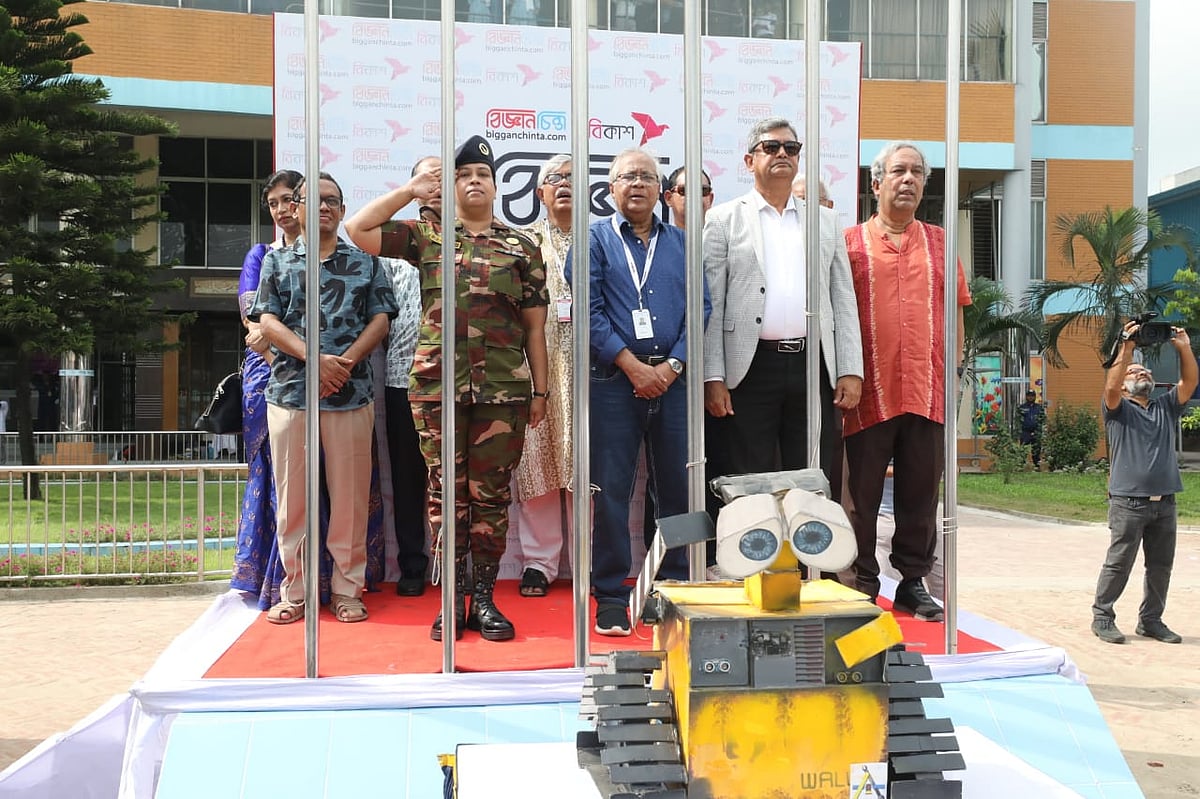 বিকাশ-বিজ্ঞানচিন্তা বিজ্ঞান উৎসবের ঢাকা আঞ্চলিক পর্বের উদ্বোধনী আয়োজনে রোবট ওয়ালি। শনিবার, রাজধানীর মিরপুর ক্যান্টনমেন্ট পাবলিক স্কুল অ্যান্ড কলেজ প্রাঙ্গণে
