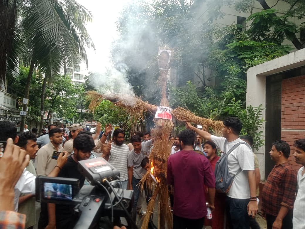 জি এম কাদেরের কুশপুত্তলিকা পোড়ান জুলাই রেভল্যুশনারি অ্যালায়েন্সের নেতা–কর্মীরা। উত্তরা, ঢাকা ৩০ আগস্ট ২০২৫