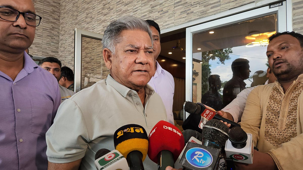 কক্সবাজারের হিলটপ সার্কিট হাউসের সম্মেলন কক্ষে আয়োজিত ‘বিশেষ সমন্বয় সভা’ শেষে সাংবাদিকদের সঙ্গে কথা বলছেন অন্তর্বর্তী সরকারের নৌপরিবহন উপদেষ্টা ব্রিগেডিয়ার জেনারেল (অব.) এম সাখাওয়াত হোসেন। আজ দুপুরে তোলা