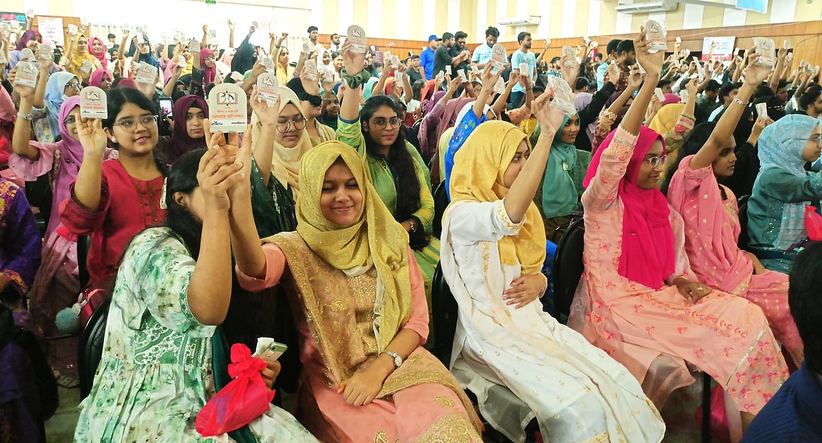 জামালপুরে জিপিএ–৫ সংবর্ধনা অনুষ্ঠানে ক্রেস্ট হাতে কৃতী শিক্ষার্থীরা। শনিবার সকালে শহরের শহীদ সাফওয়ান সদ্য মিলনায়তনে