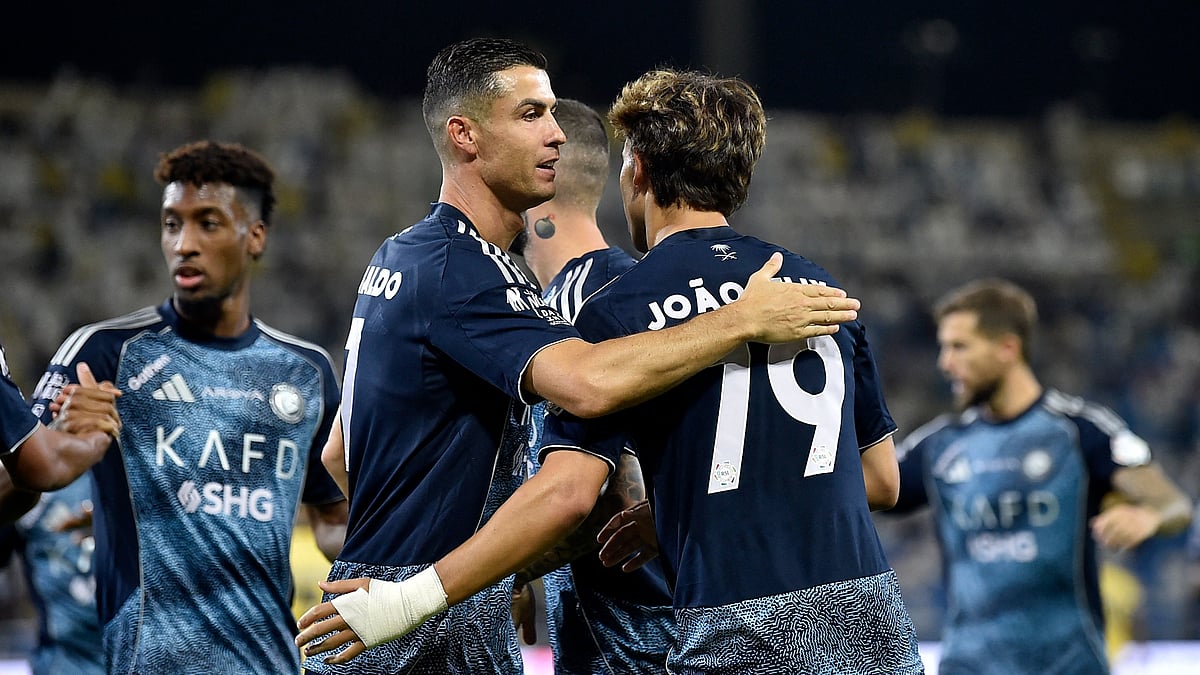 ফেলিক্সের পিঠ চাপড়ে দিচ্ছেন রোনালদো